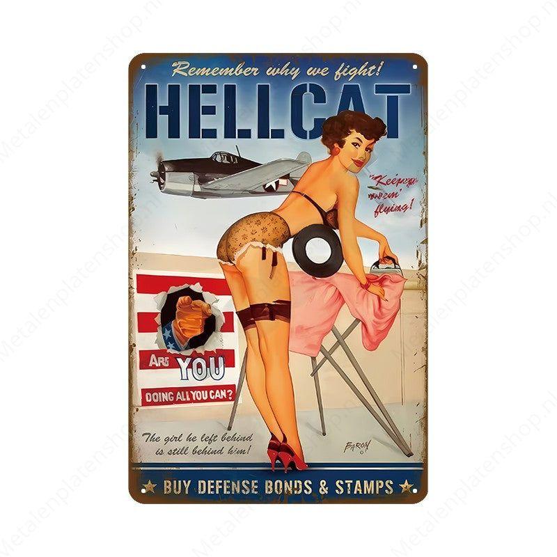 Pin-up Vrouw met Hellcat- Metalen Wandbord