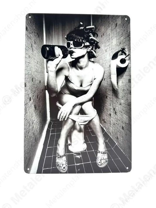 Vrouw Drinkend op Toilet - Metalen Wandbord Metaalbord