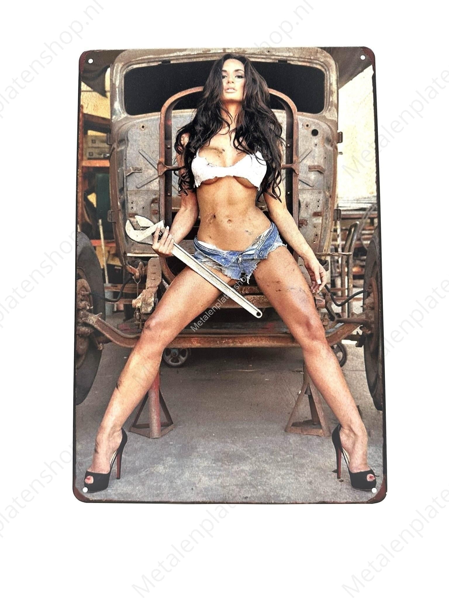 "Vrouw met oldtimer - Metalen Wandbord Metaalbord"