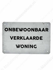 "Onbewoonbaar verklaarde woning - Metalen Wandbord Metaalbord"