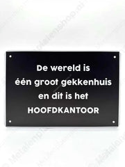 "De wereld is één groot gekkenhuis en dit is het hoofdkantoor - Metalen Wandbord Metaalbord"