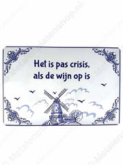 "Het is pas crisis als de wijn op is - Metalen Wandbord Metaalbord"