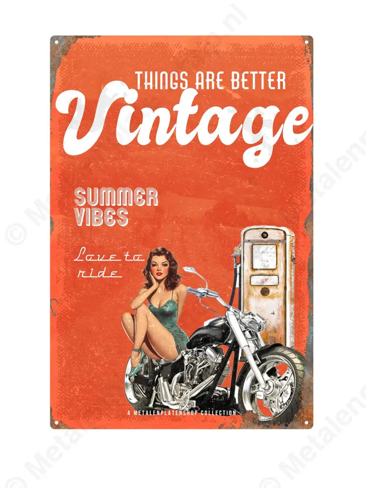"Things Are Better Vintage - Pin-Up - MPS Collection Rood Metaalbord"