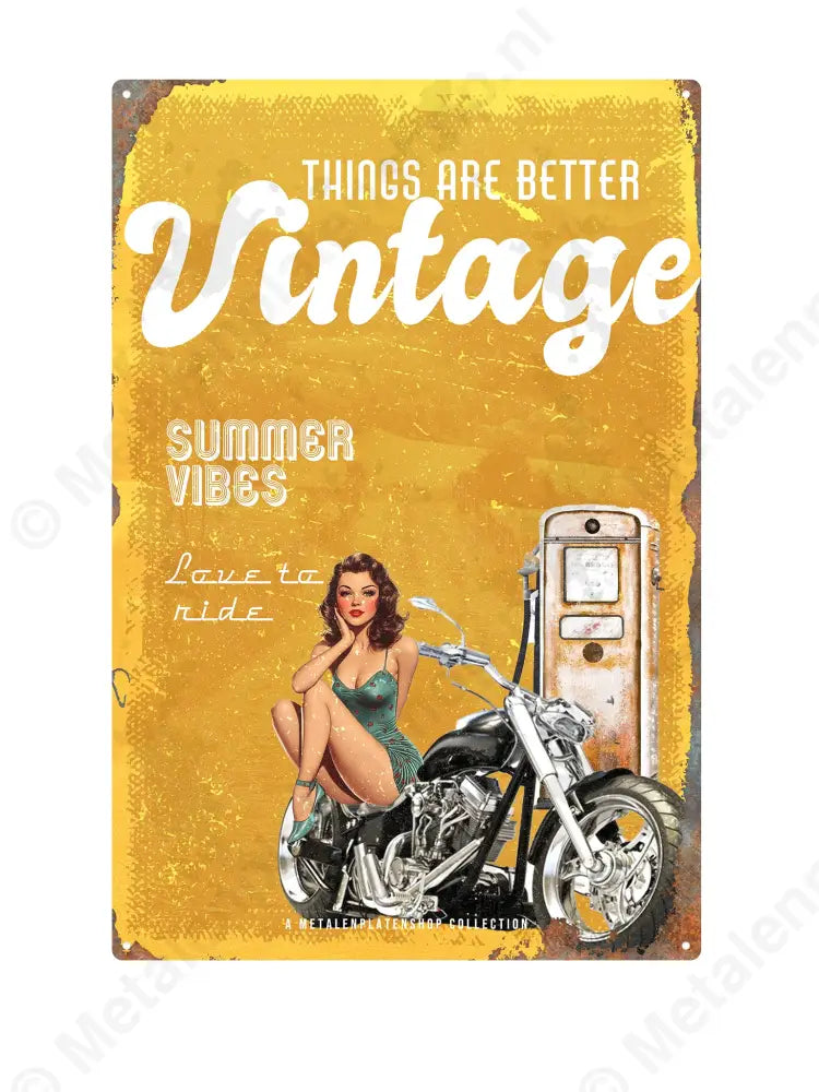 "Things Are Better Vintage - Pin-Up - MPS Collection Geel Metaalbord"