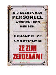 Bij gebrek aan personeel werken hier mensen. Behandel ze voorzichtig ze zijn zeldzaam
