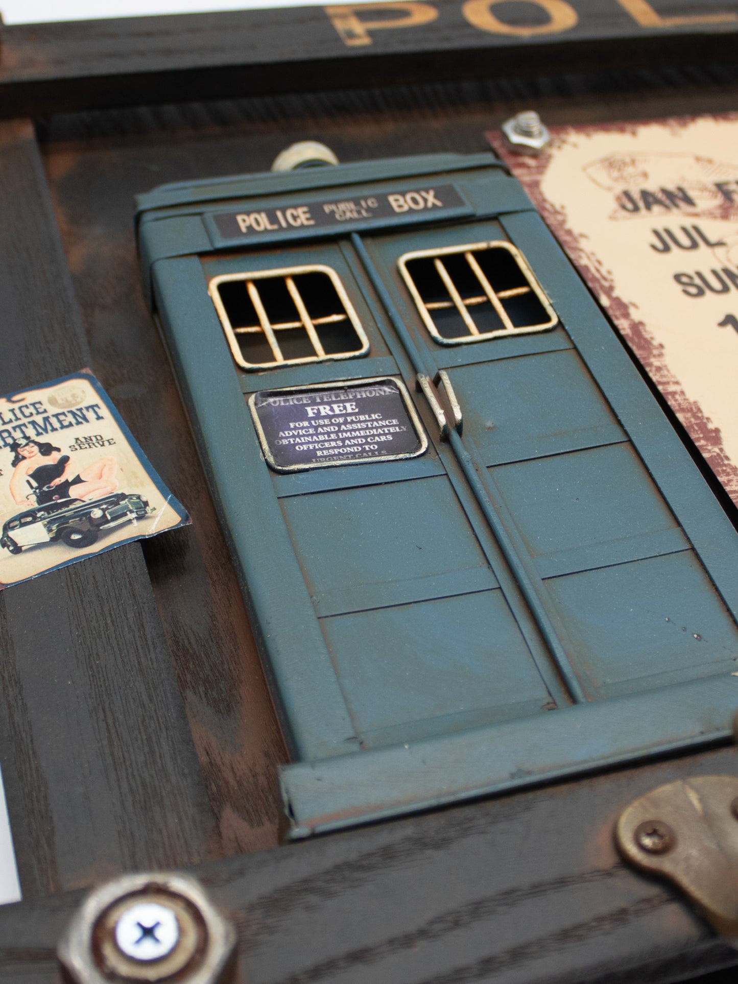 Politiekalender - Metalen Decoratie - 58x40cm