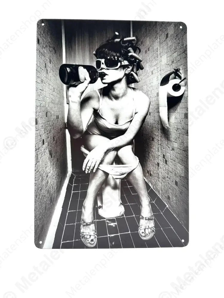 Vrouw Drinkend op Toilet - Metalen Wandbord Metaalbord
